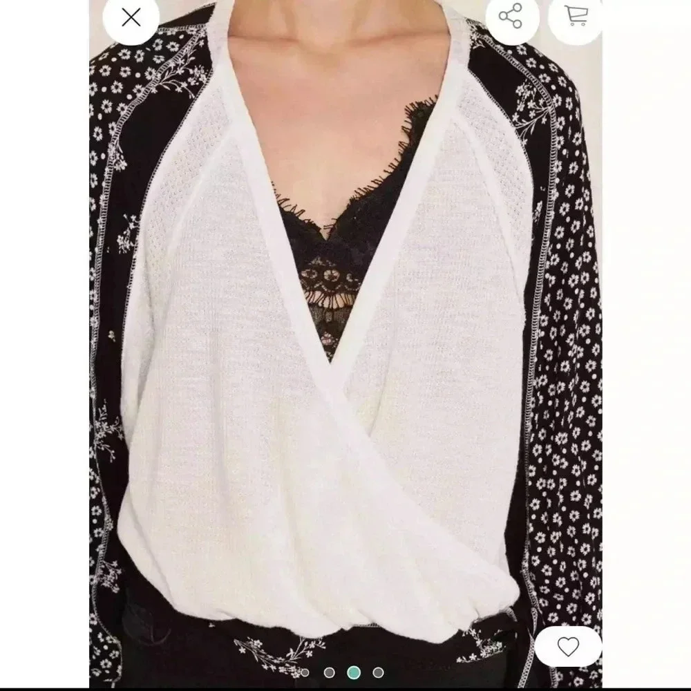 Auxton Black & White V-Neck Mixed-Print Puff-Sleeve Top EUC